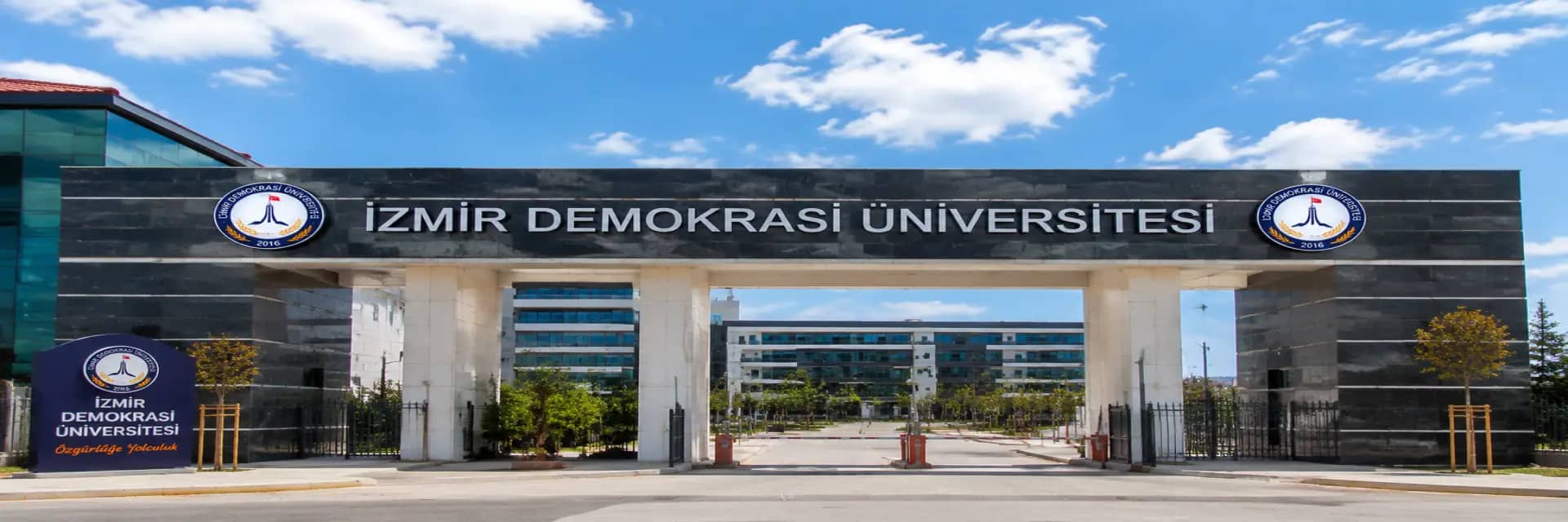 Izmir Demokrasi Universitesi kapak gorseli