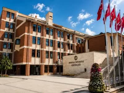Anadolu Universitesi Rektorluk Binasi